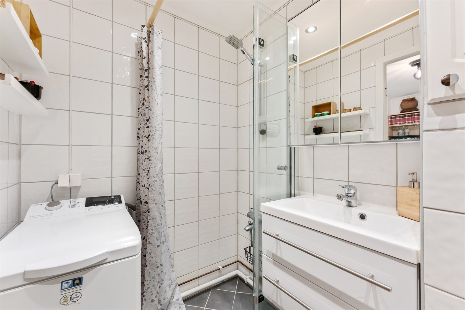 Her er det et praktisk dusjhjørne og opplegg for vaskemaskin. Galleribilde