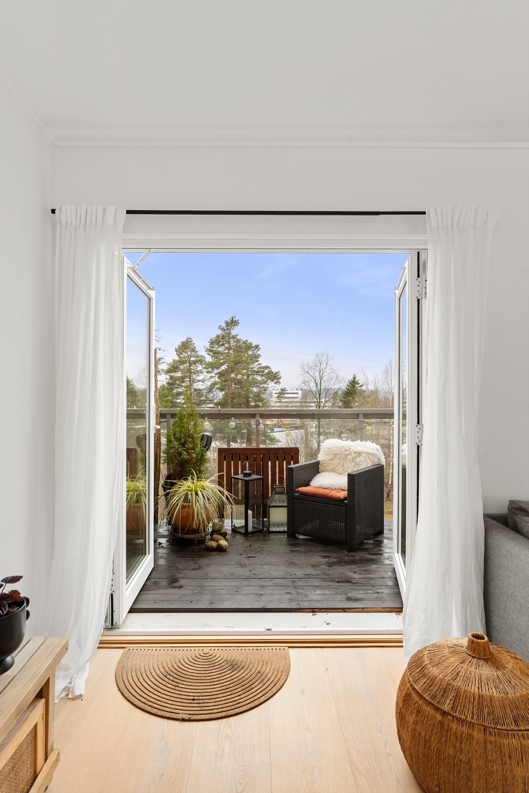 Balkongen blir en naturlig forlengelse av stuen på varme dager. Galleribilde