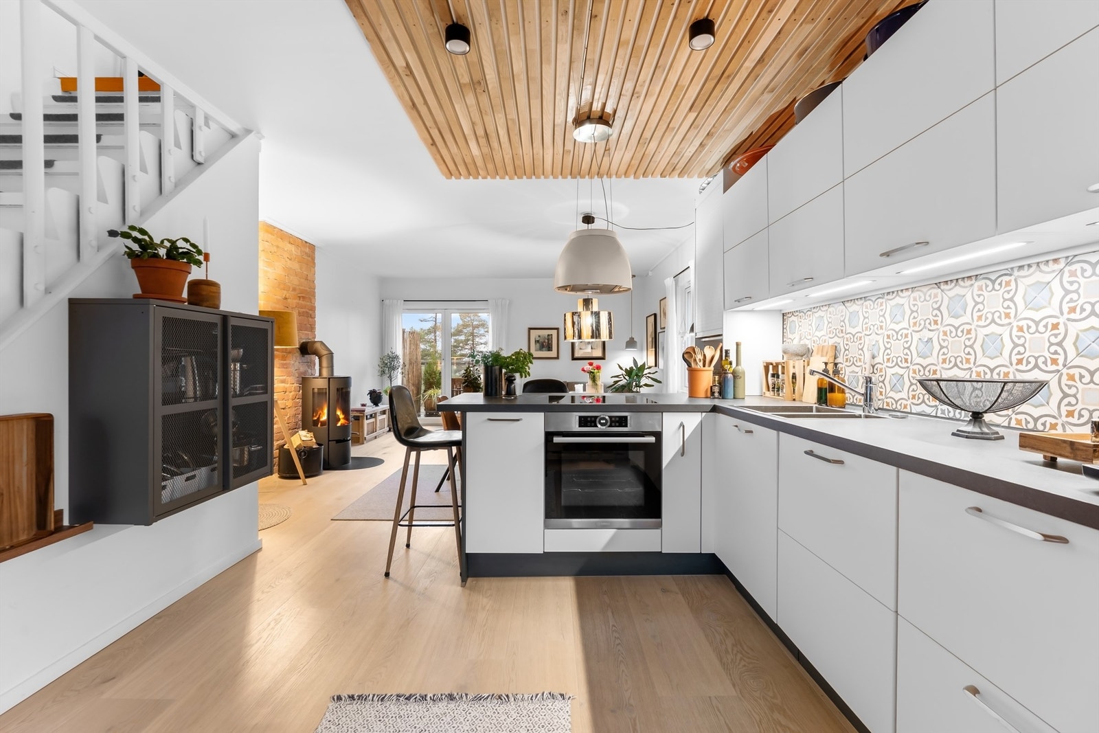 Varmtvannsberederen på 101 liter fra 2021 er plassert i benkeskap. Galleribilde