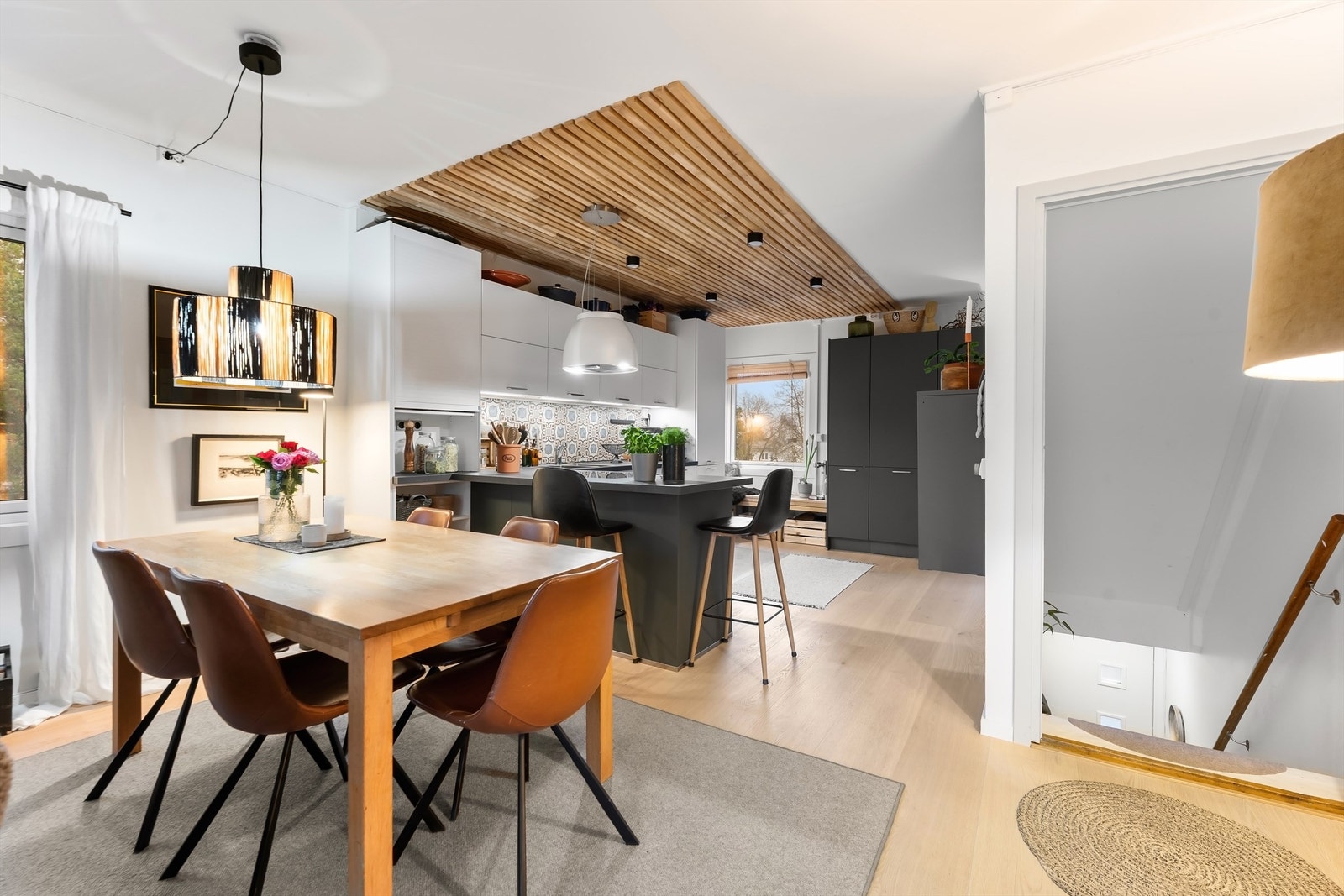 Spisestuen fungerer som et naturlig bindeledd mellom kjøkkenet og stuen. Galleribilde