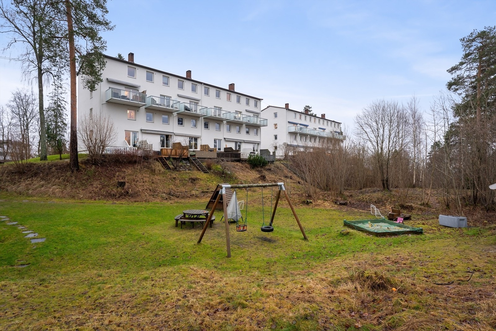 Sameiet har store, parkmessige grøntarealer med blant annet lekeplass. Galleribilde