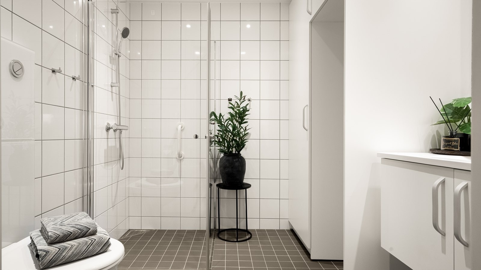 God oppbevaring i baderomsmøbel og plass til vaskemaskin Galleribilde