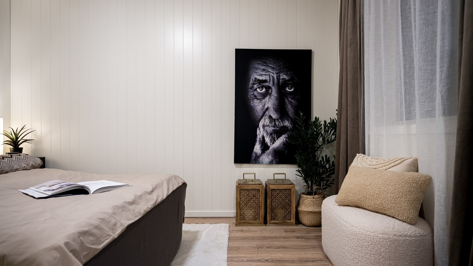 Fra entréen er det adkomst til romslig og fint soverom Galleribilde