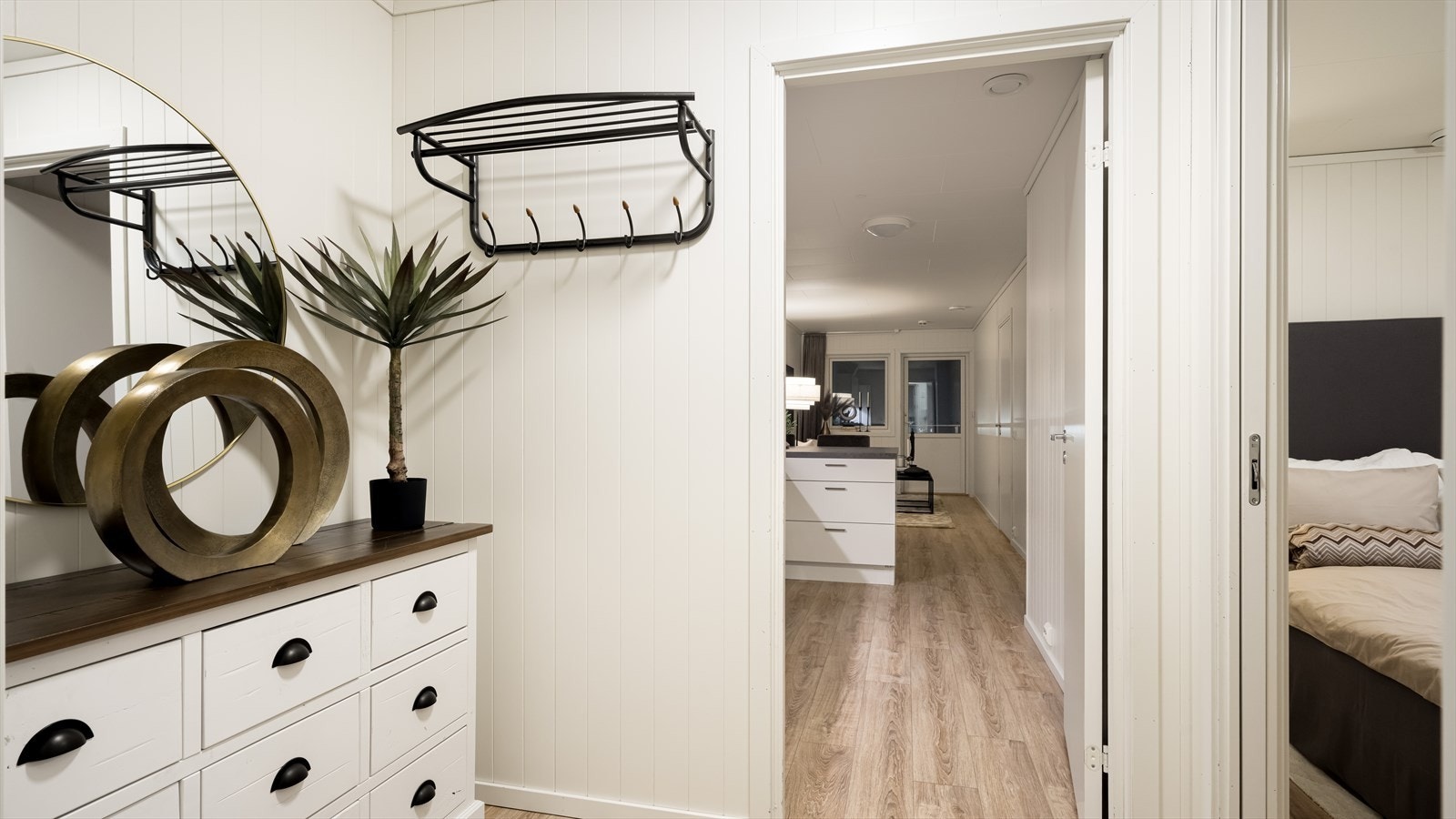 I entréen er det plass til skap/ møblement for oppbevaring Galleribilde