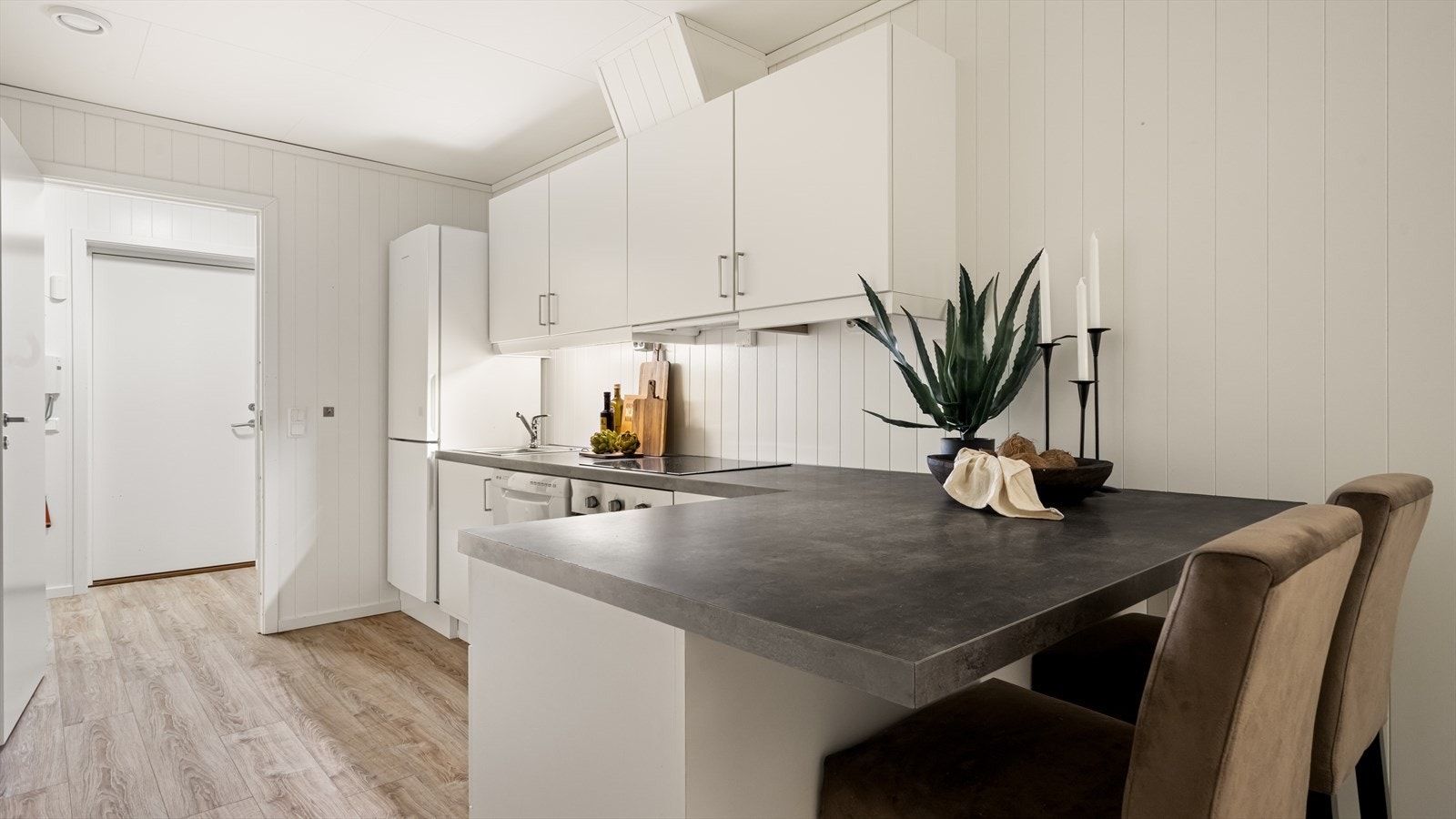 Lyst kjøkken med god benkplass. Hvitevarene følger leiligheten ved salg Galleribilde