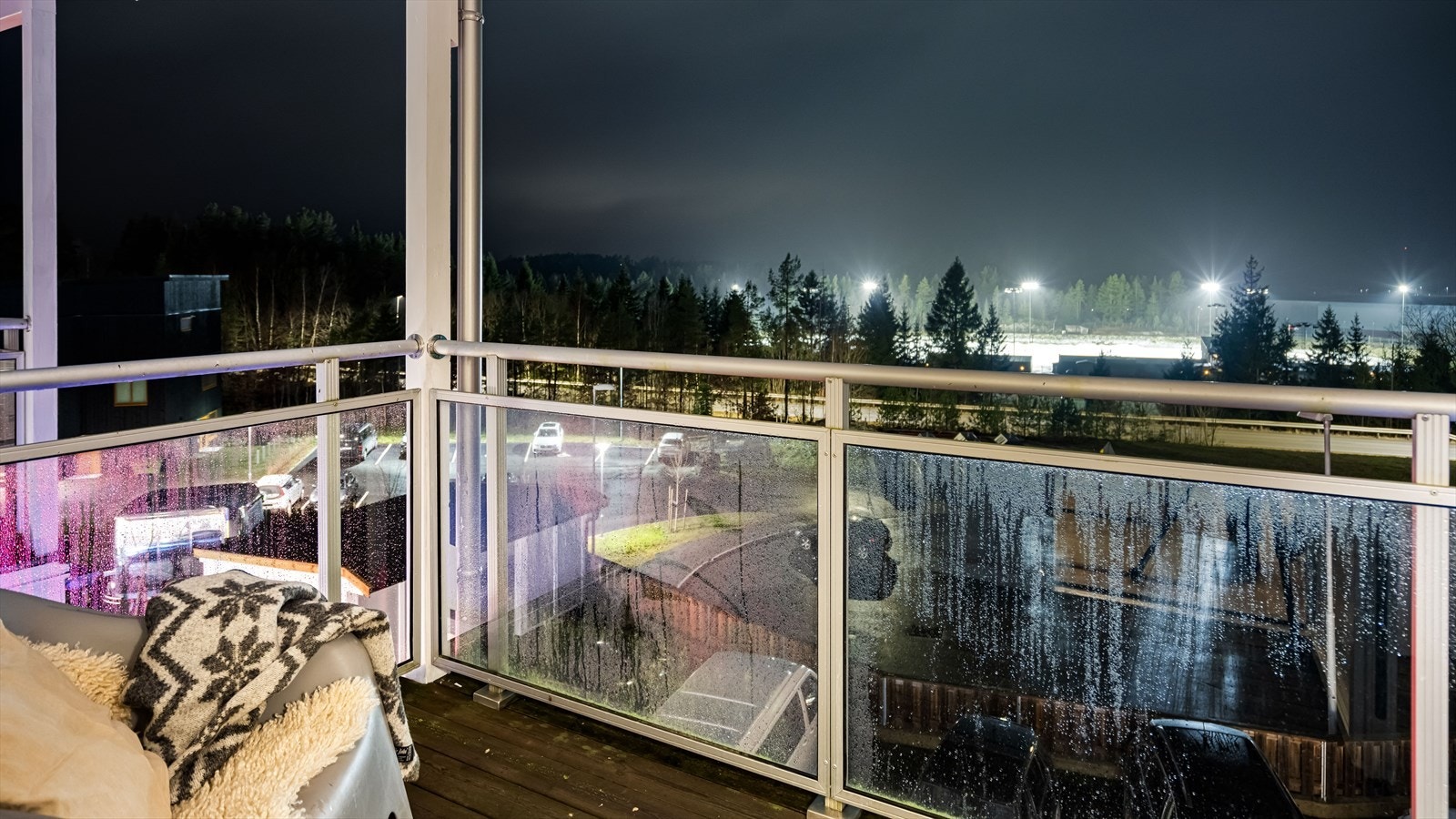 Balkongen har kveldssol og utsikt mot natur Galleribilde