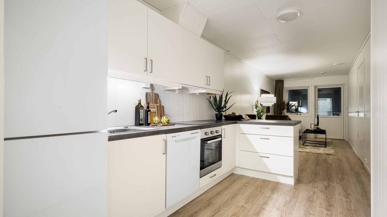 Gulv er lagt med pen en-stavs laminat Galleribilde