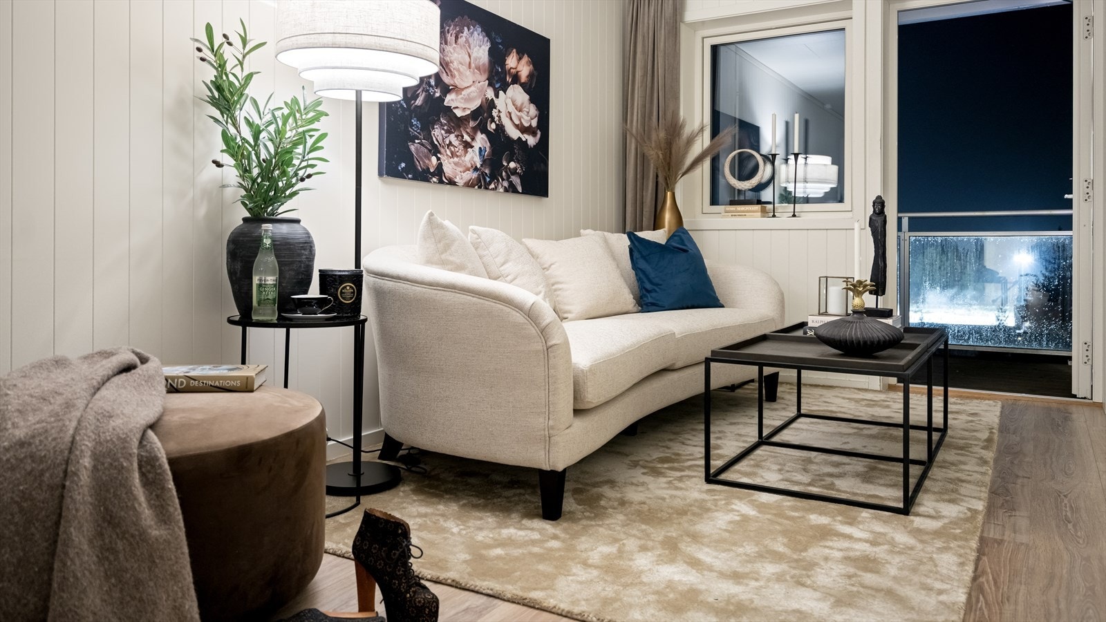 I stuen er det plass til sofa, bord og tv Galleribilde