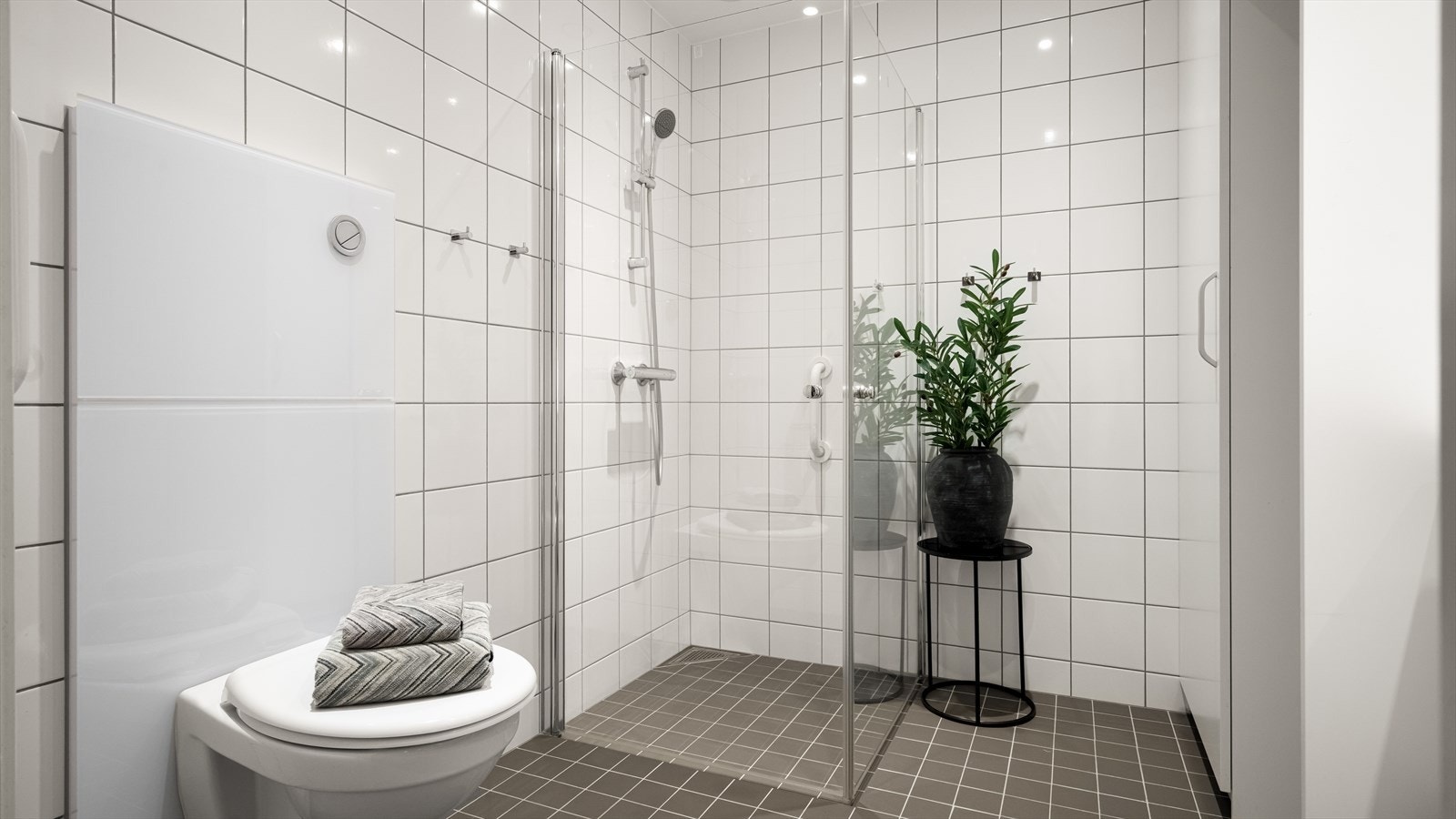 Lyst, flislagt bad av fin størrelse Galleribilde