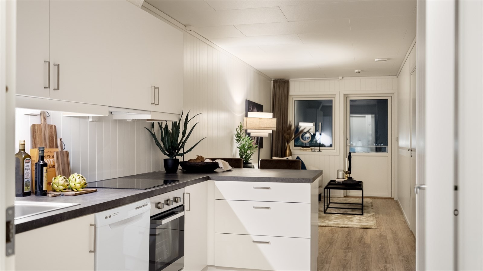 Leiligheten har en arealsmart planløsning med romslig kjøkken, fin stue, 2 soverom og innvendig bod Galleribilde