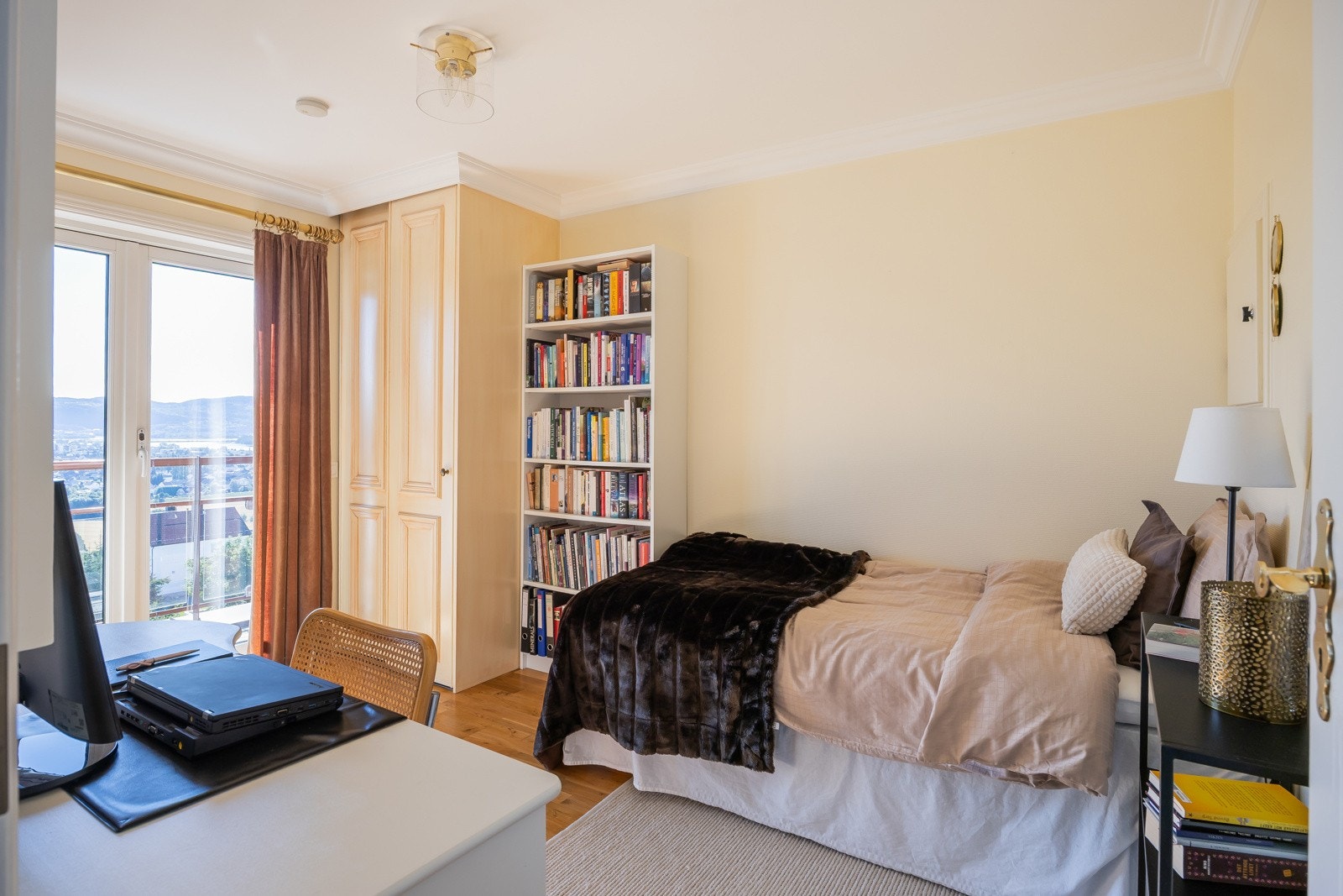 Soverom 2 er på 10,5 kvm og har en herlig, fransk balkong med utsikt. Galleribilde