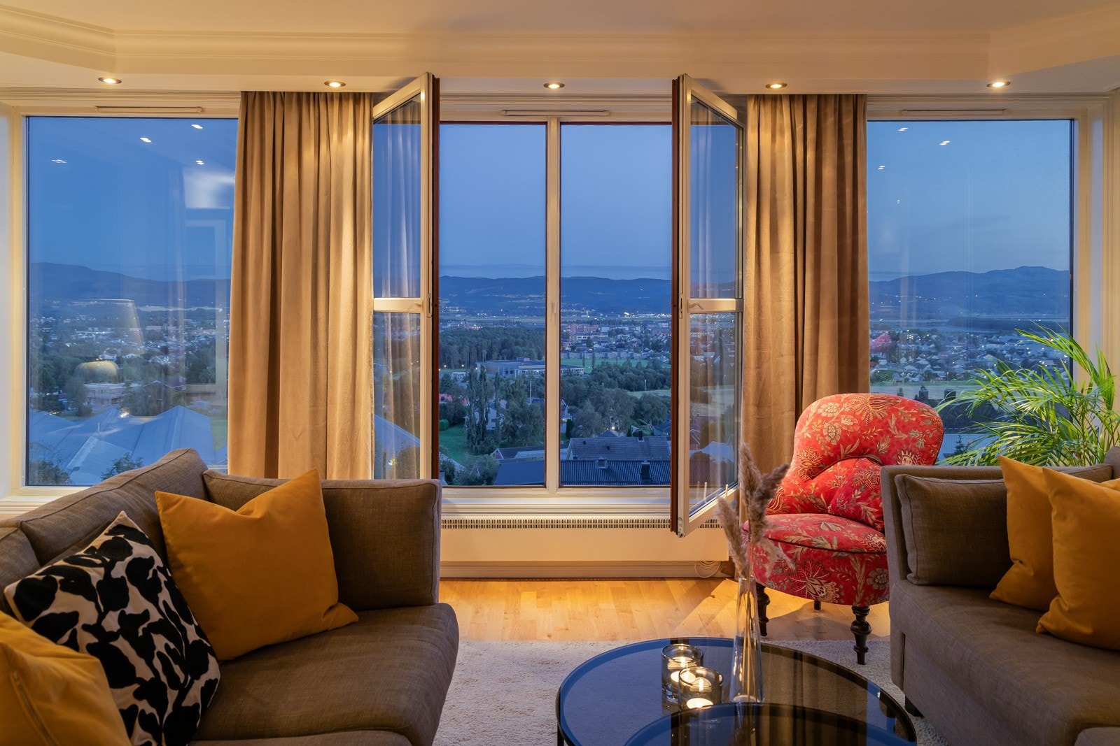 Utsikten er fantastisk når den forandrer seg fra dag- til kveldstid og de ulike årstidene. Galleribilde