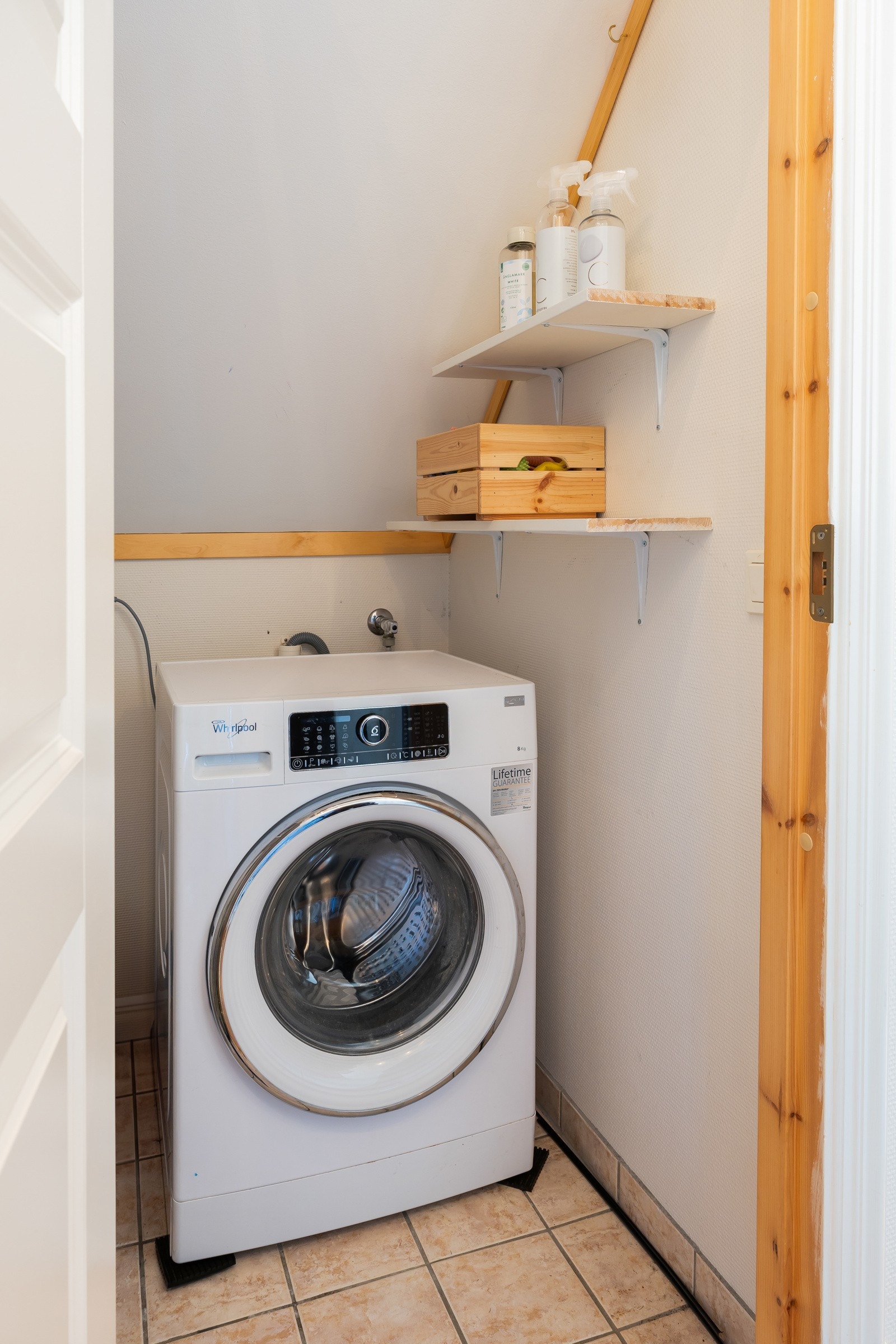 I tillegg er det separat rom for vaskemaskin som brukes idag for å få bedre plass på badet. Dette rommet har opplegg og mulighet til å omgjøre til gjestetoalett som det opprinnelig var tegnet som. Galleribilde