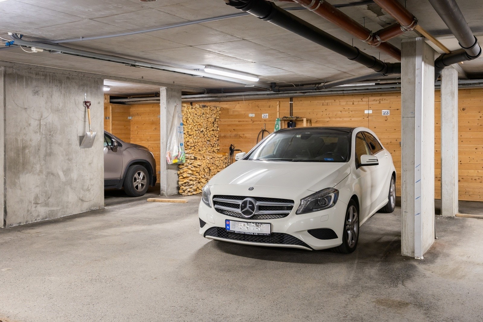 Det følger en p-plass i garasjekjeller. Heis som går opp til leilighetsplan. Galleribilde