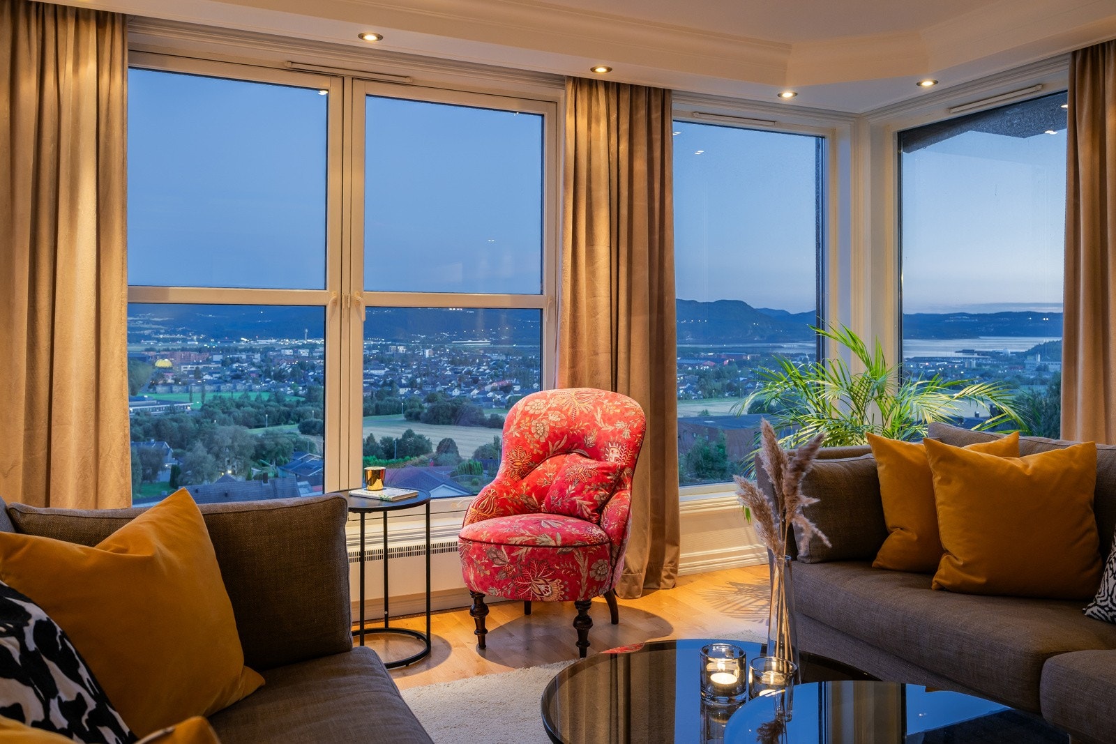 Store vinduer og hjørnebeliggenhet som setter sitt særpreg på leiligheten. Galleribilde