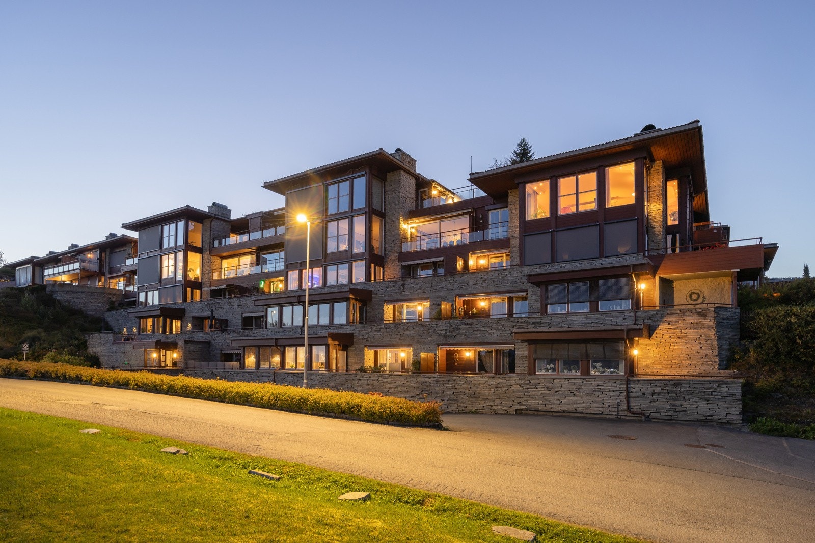 Attraktiv beliggenhet i Stokkhaugan, med kort vei til 18-hulls golfbane og flotte turløyper i marka like ved. Ligger i et tilbaketrukket område, men kun 2 km gangvei til Stjørdal sentrum. Galleribilde