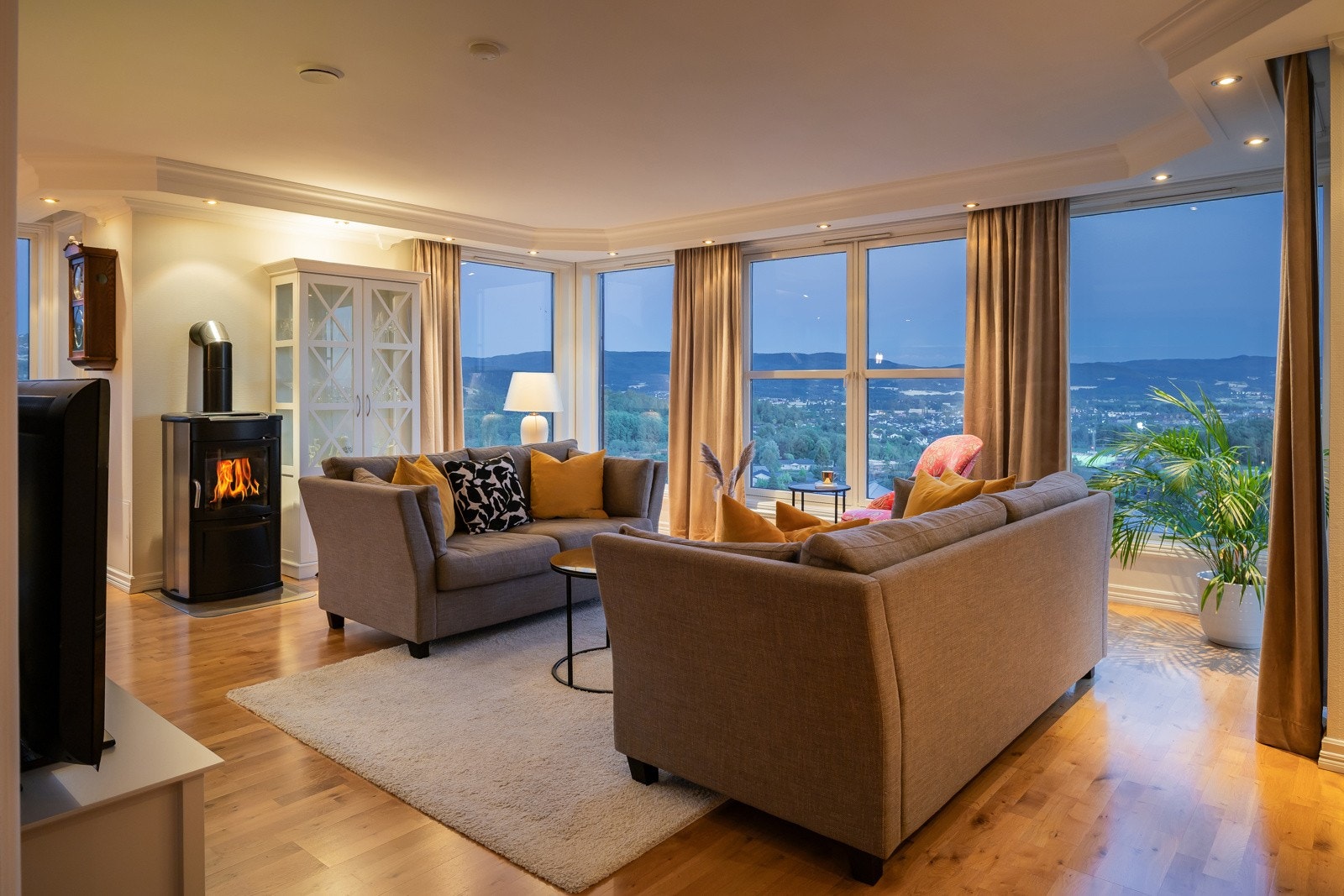 Leiligheten har en flott standard og er stilfult gjennomført. En god planløsning med fokus på funksjonalitet og vinduer mot usikten. Galleribilde