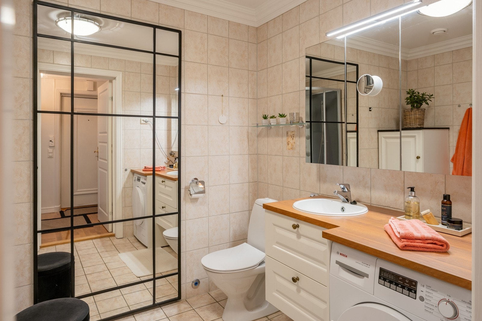 Delikat flislagt bad med gulvvarme. Inneholder dusjkabinett, innredning med servant og gulvmontert toalett. Opplegg for vaskemaskin. Galleribilde