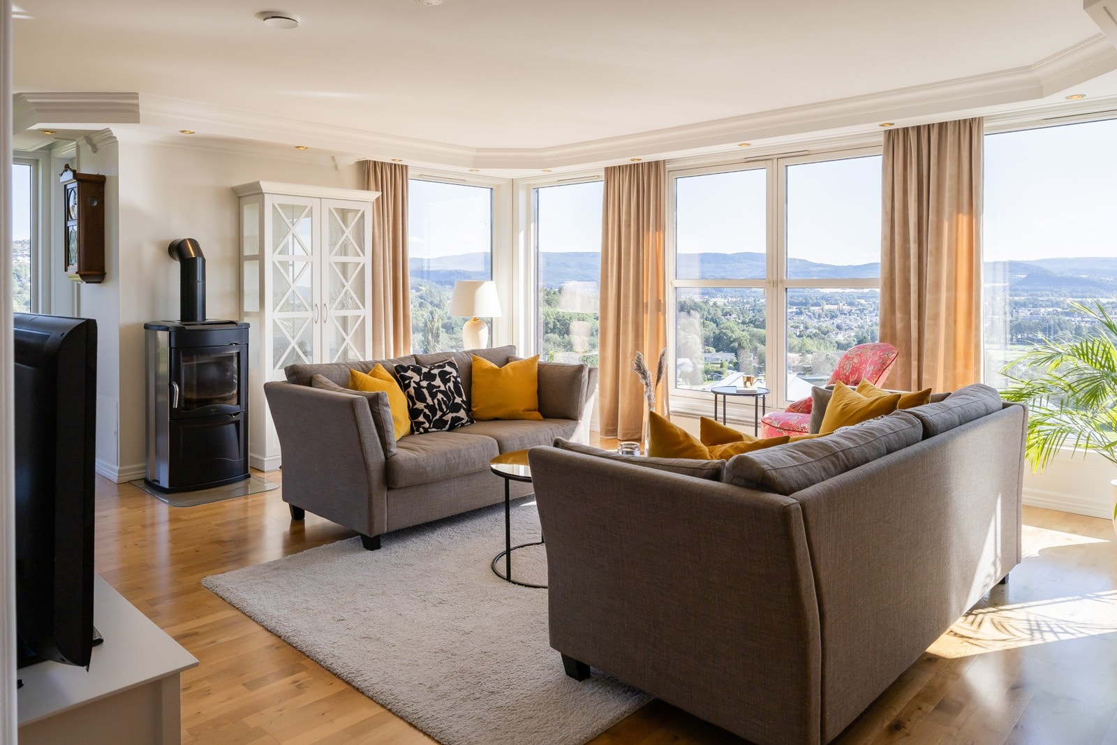 Stuen har åpen romløsning til spisestue og utgjør hele 54m² til sammen. Galleribilde