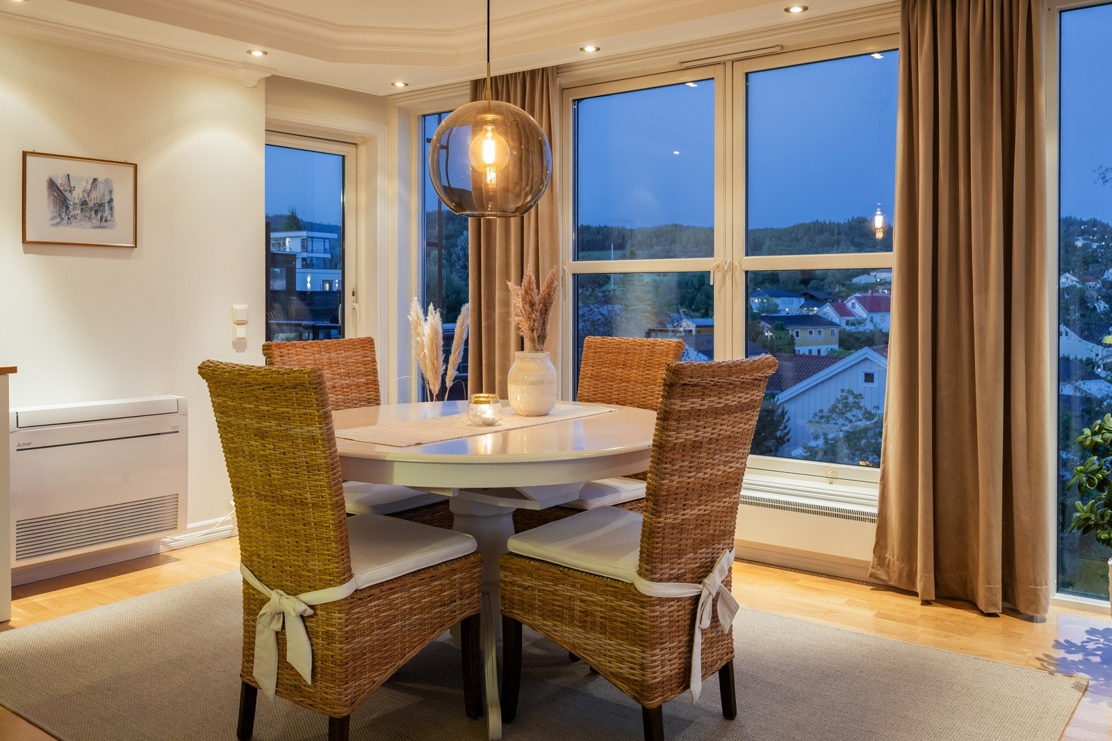 Videre mot kjøkken har man egen plass for spisestue. Her står en gulvmontert varmepumpe, og man har utgang til veranda mot øst. Galleribilde