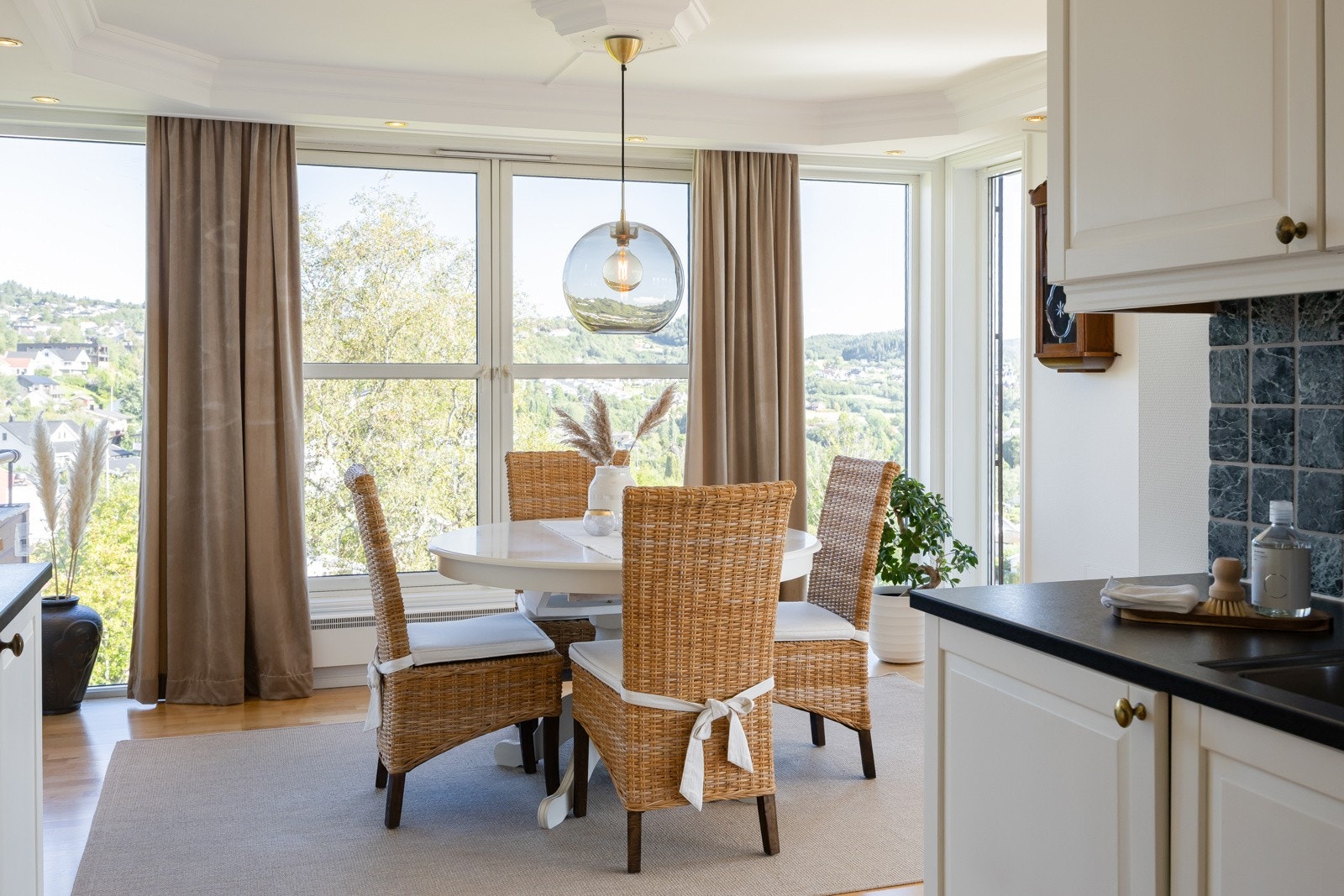 Kjøkken og spisestue ligger praktisk i tilknytning. De store vinduene følger hele hjørnet og gir leiligheten en svært flott gjennomlys. Galleribilde