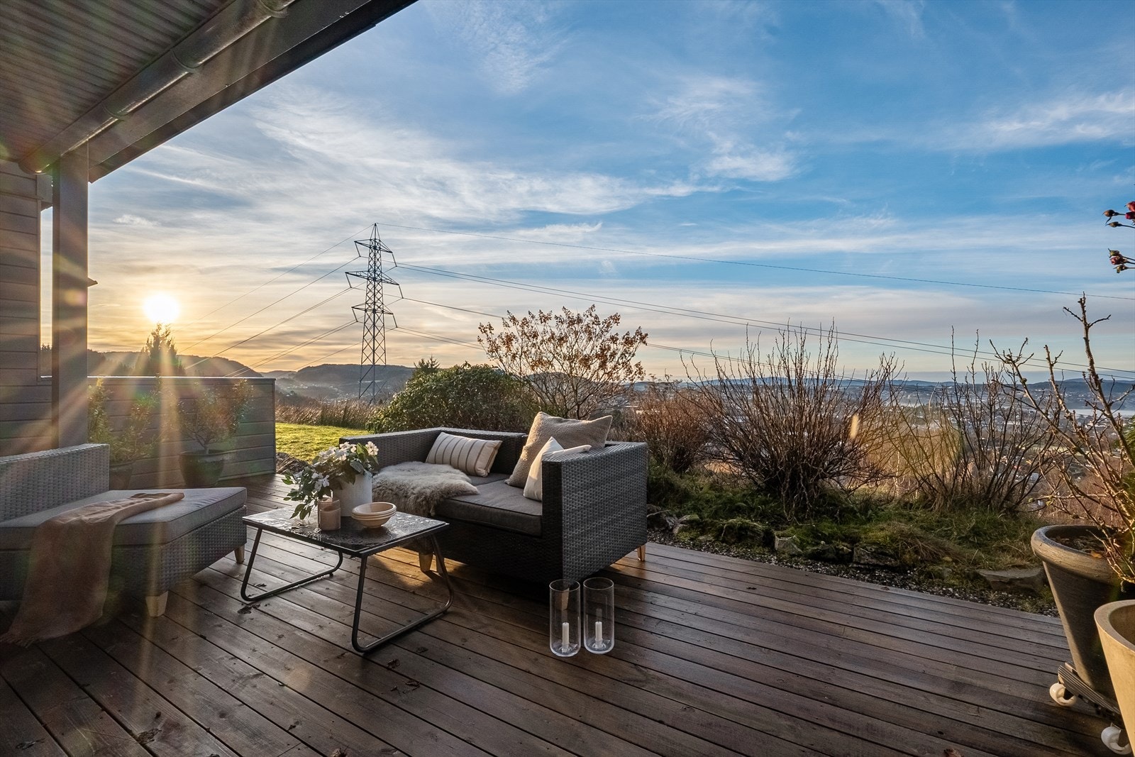 Delvis overbygget uteplass som forlenger utesesongen og gir ly for vær og vind. Galleribilde