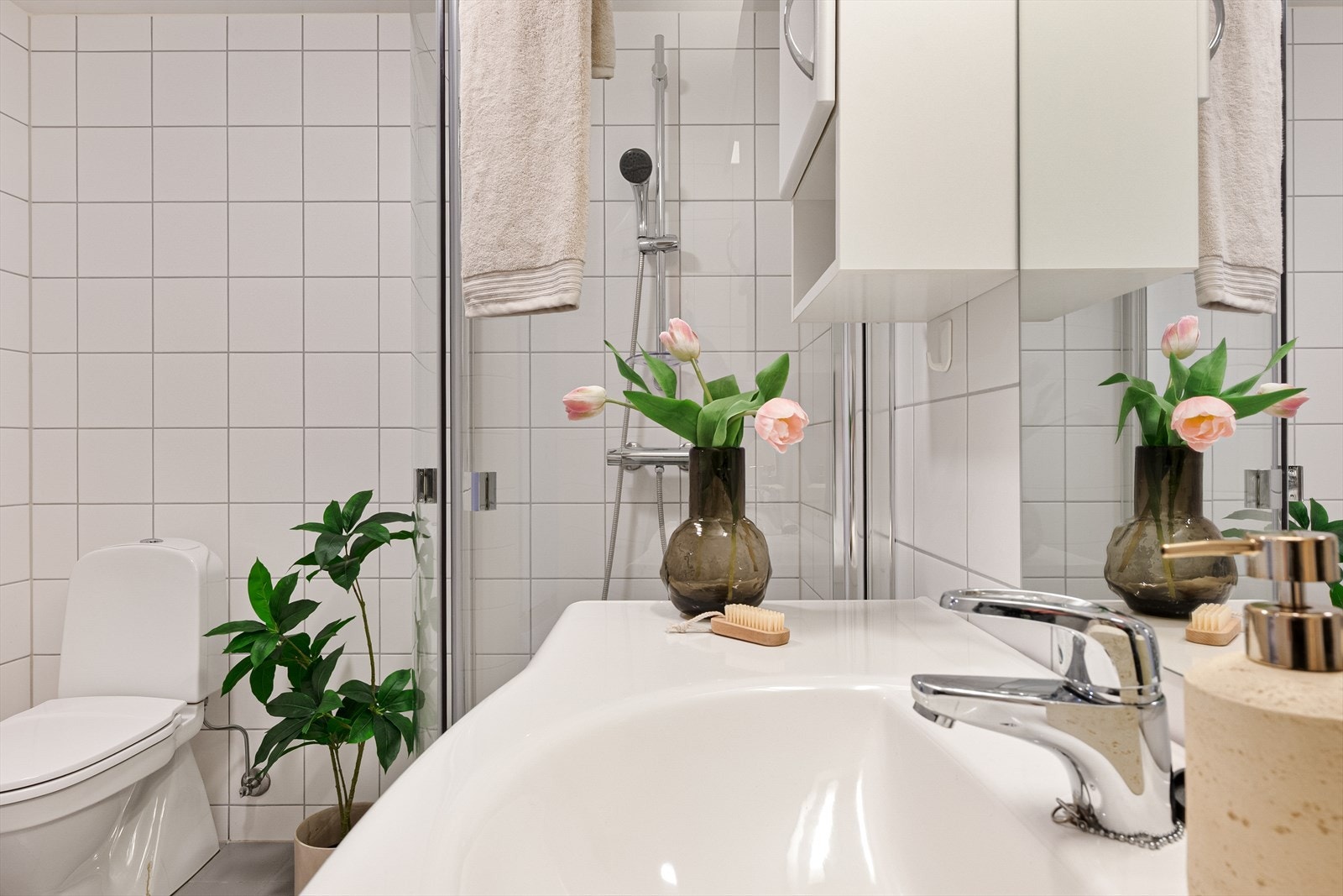 God plass til både dusjsone og baderomsmøbler. Varmekabler i gulv sørger for behagelig komfort året rundt. Galleribilde