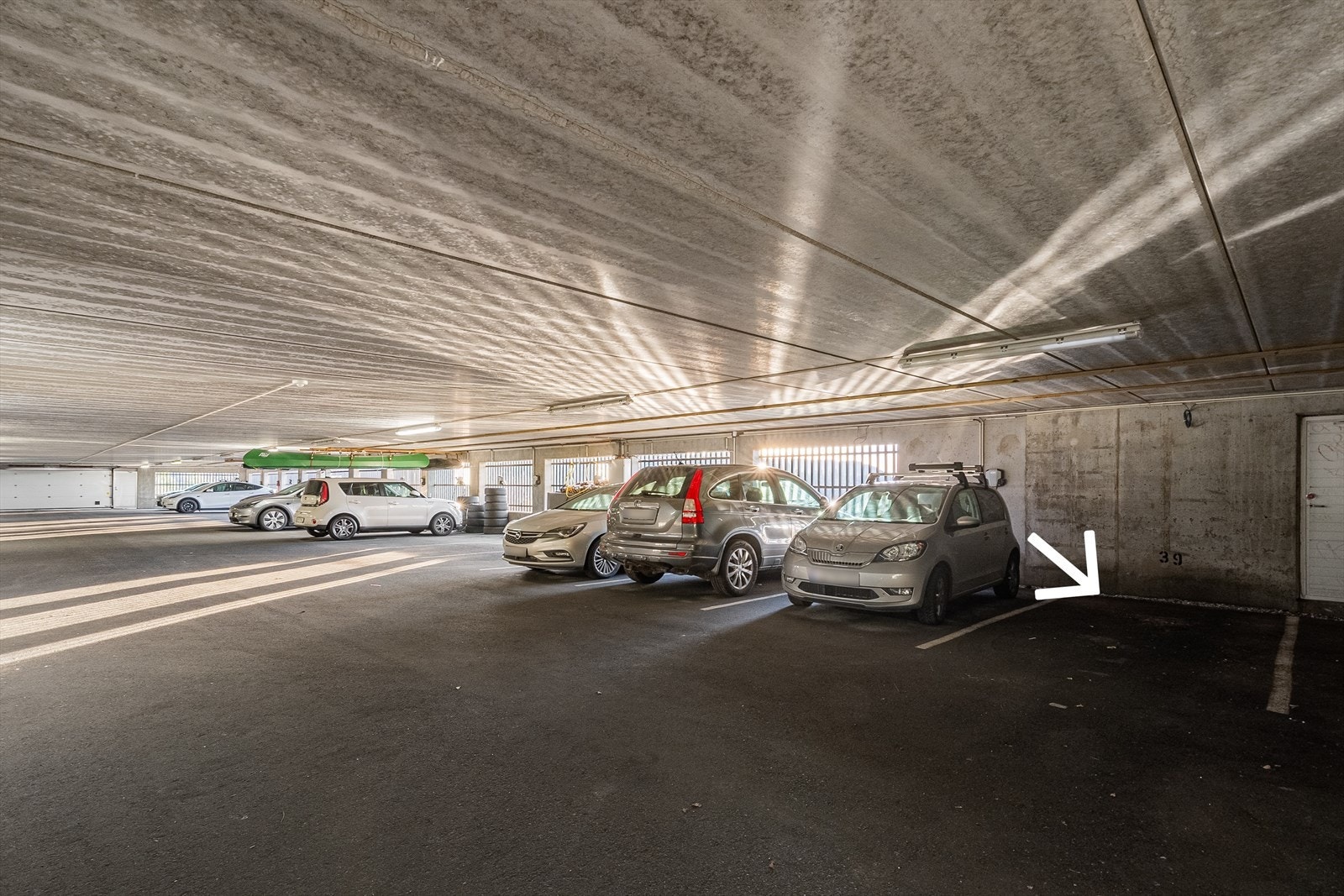 Fast garasjeplass med mulighet for elbil-lader. Galleribilde