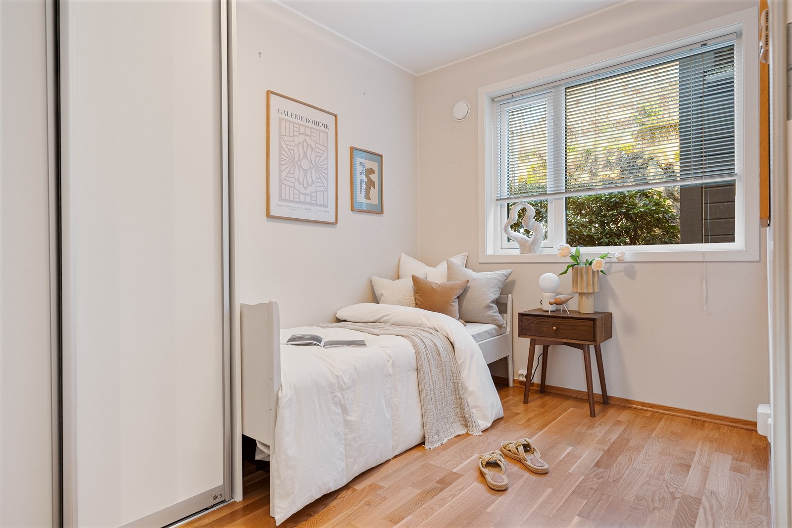 Soverom nummer to er også av god størrelse, godt egnet som barnerom, gjesterom eller hjemmekontor. Dobbel skyvedørsgarderobe Galleribilde