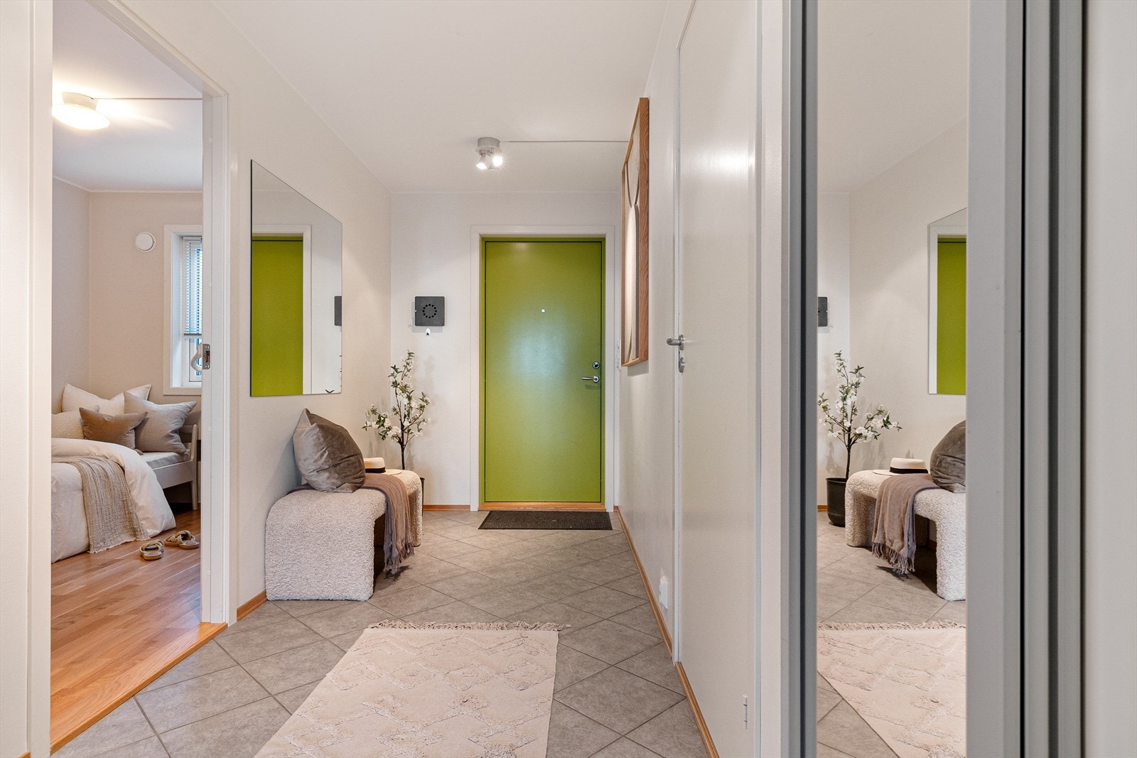 Innbydende entré med praktiske fliser på gulv. Stor skyvedørsgarderobe gir god plass til oppbevaring og en ryddig velkomstsone. Galleribilde