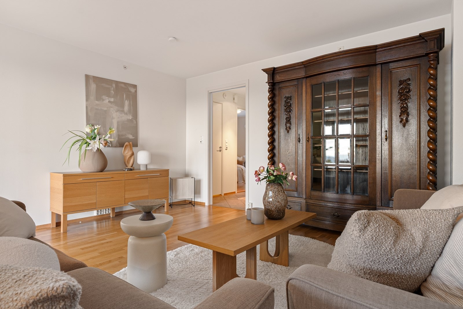 Egen sofakrok med god veggflate for TV og møblering, perfekt for avslapning og hverdagskos Galleribilde