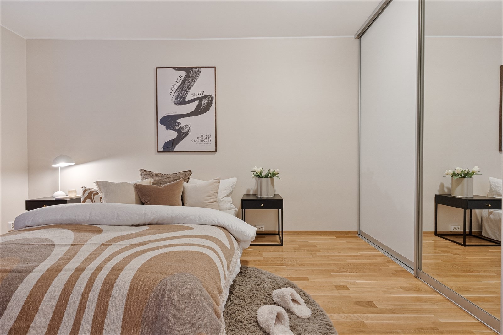 Stort og rolig hovedsoverom med god plass til dobbeltseng og generøs garderobeløsning. Galleribilde