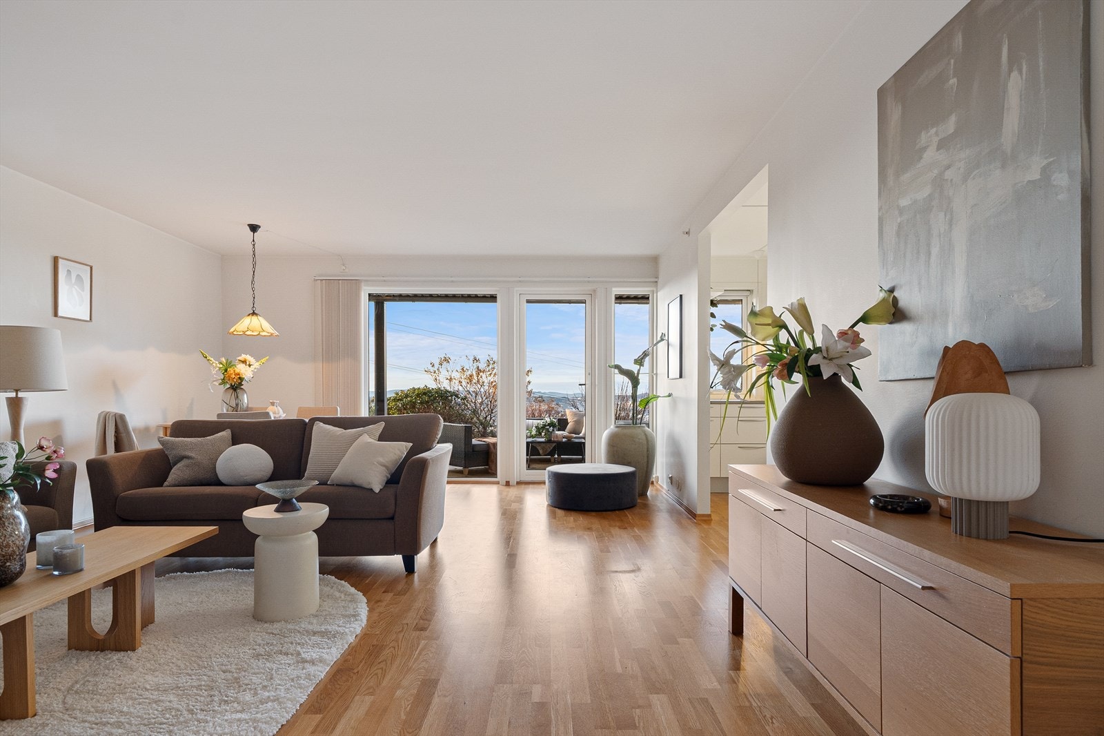 varmekabler i alle gulv gir en behagelig og justerbar varme gjennom hele året. Galleribilde