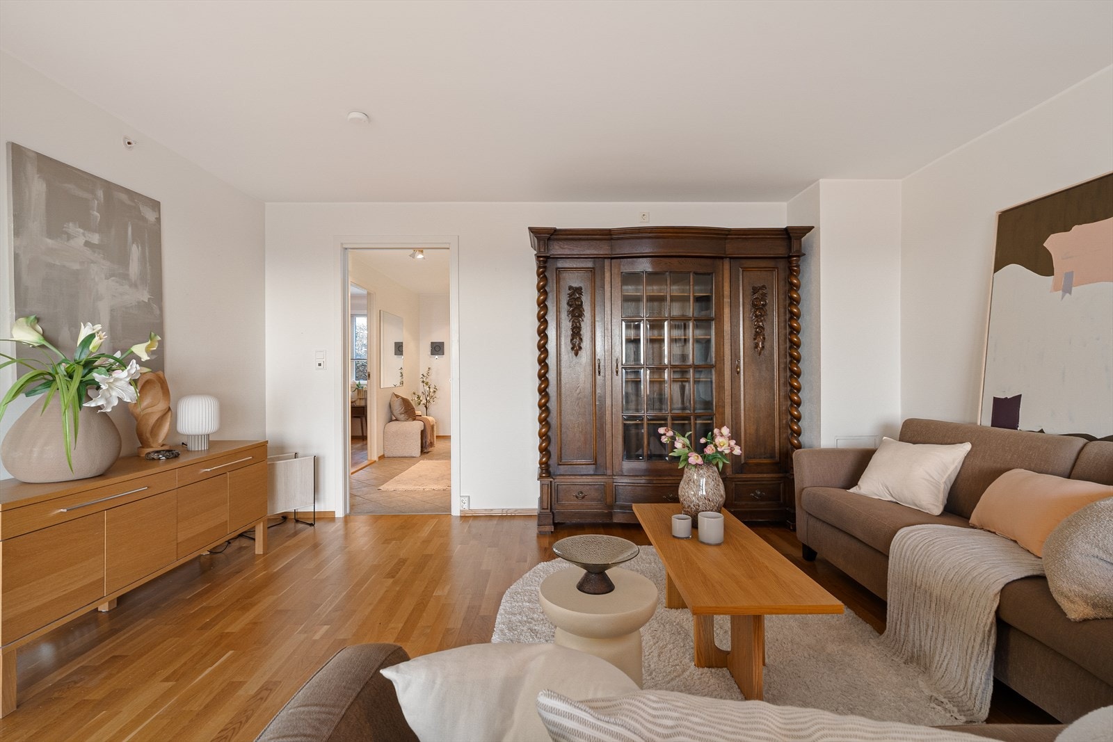 Mellom stue og gang er det en fin skyvedør med glassfelt. Galleribilde