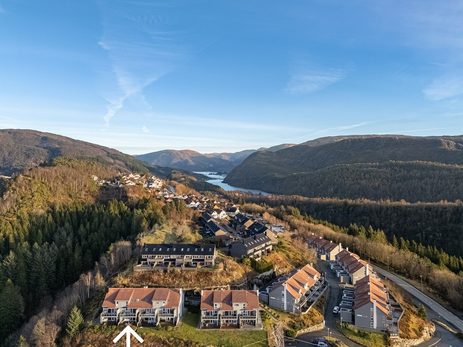 Flott beliggenhet på et høydedrag med kort vei til buss (16E), turterreng, butikker mm. Galleribilde