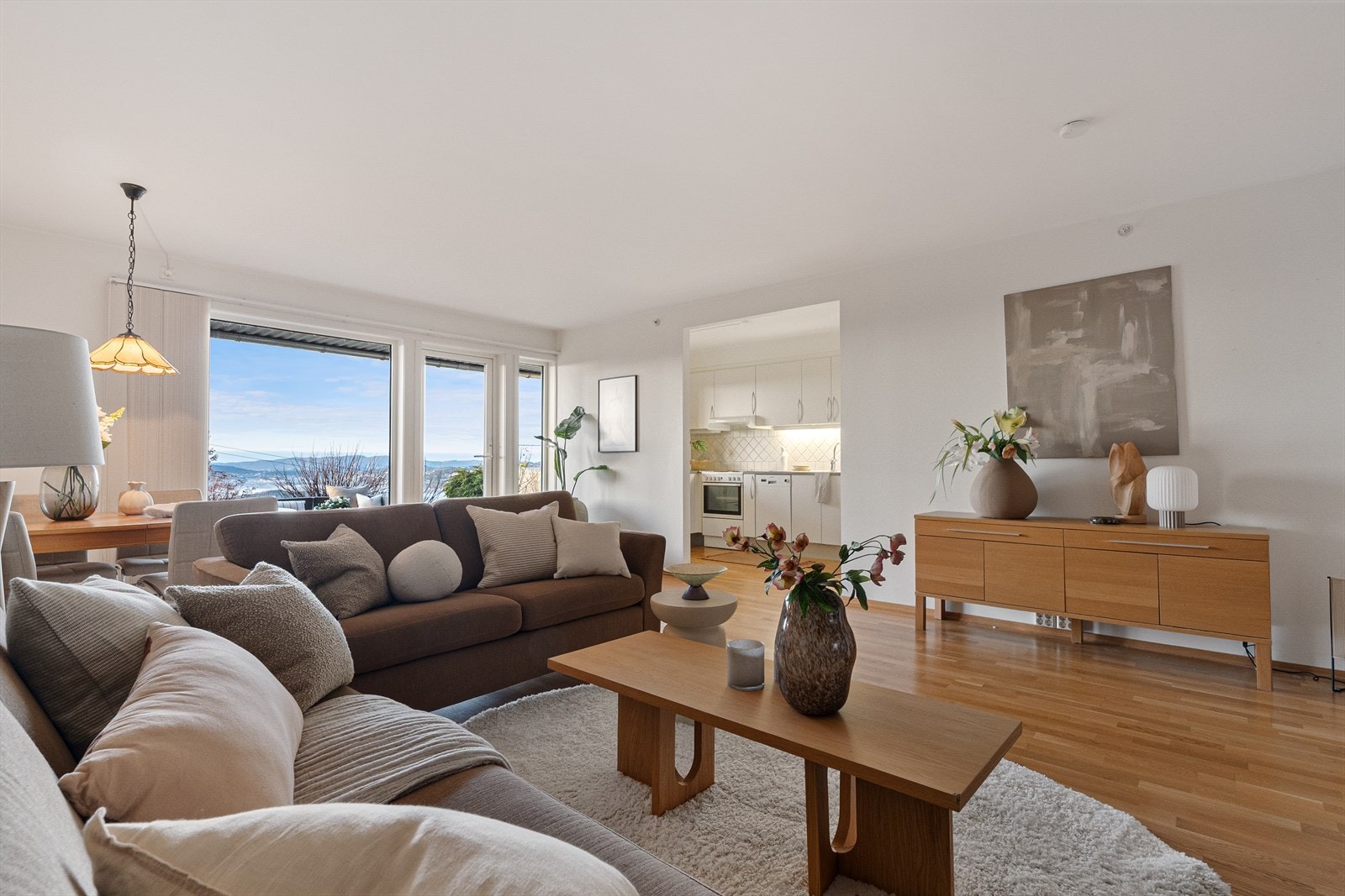 Flere hele veggflater gir fleksible møbleringsmuligheter og plass til kunst og reoler. Galleribilde