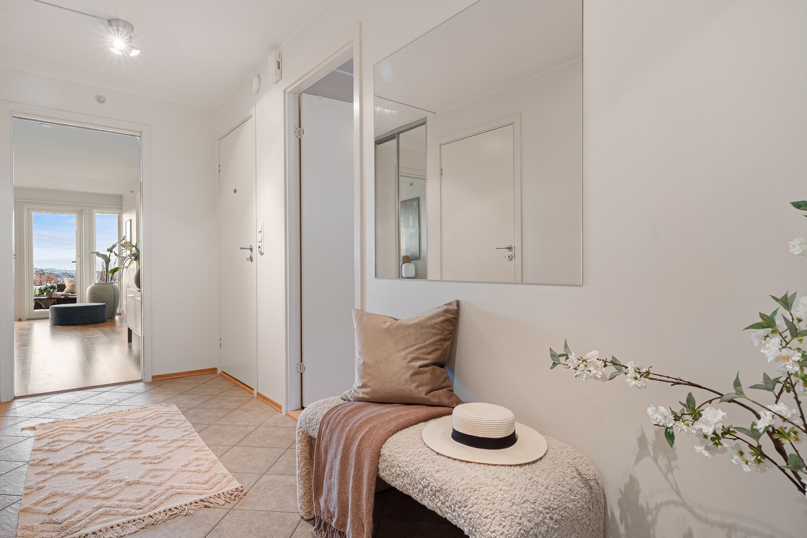 Bred og trivelig gang som gir rom for varierte innredningsmuligheter. Galleribilde