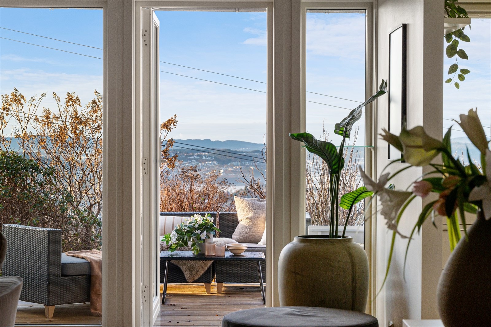 Altandør gir direkte adkomst til terrasse og slipper inn rikelig med naturlig lys. Galleribilde