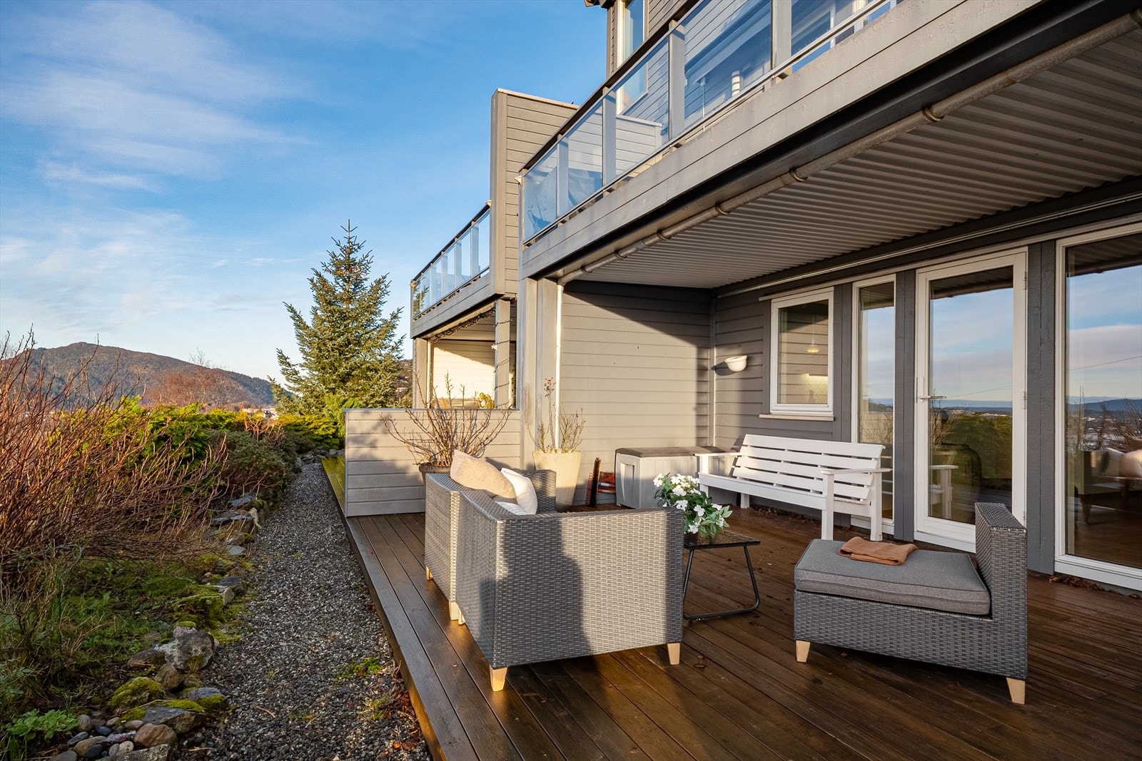 God plass til flere soner med ulike typer utemøblering, både spiseplass og lounge. Galleribilde