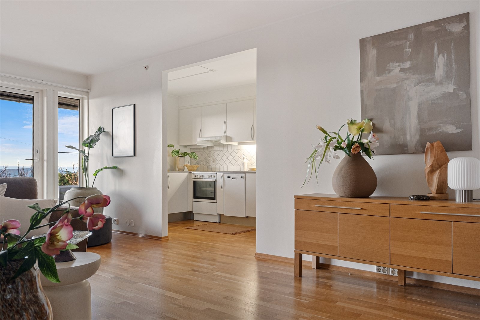 Fra stuen har man god kontakt med kjøkkenet, samtidig som rommene oppleves tydelig avdelt. Galleribilde