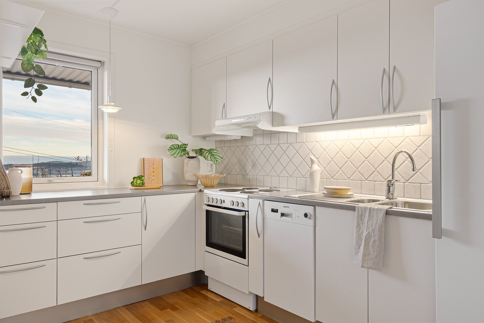 Pent og funksjonelt kjøkken med god skap- og skuffeplass samt benkeplass. Flotte fliser på veggen. Galleribilde