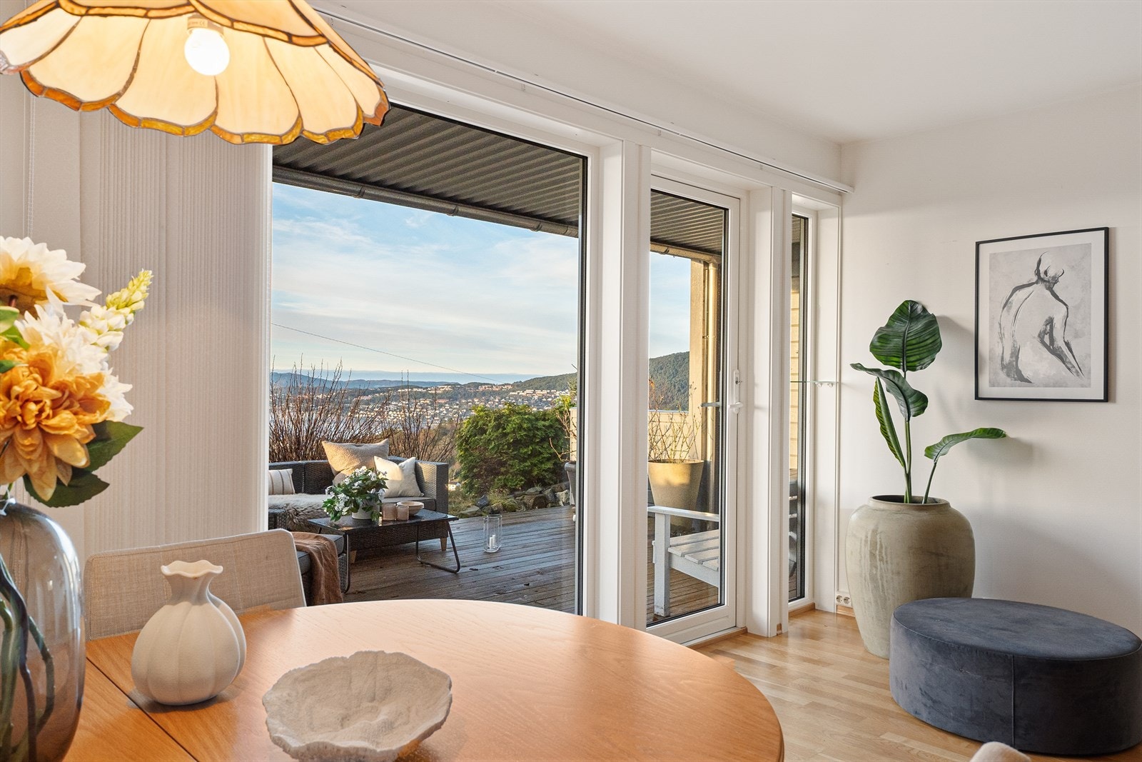 Her får du en fantastisk utsikt som kan nytes både fra sofaen og ute på terrassen. Galleribilde