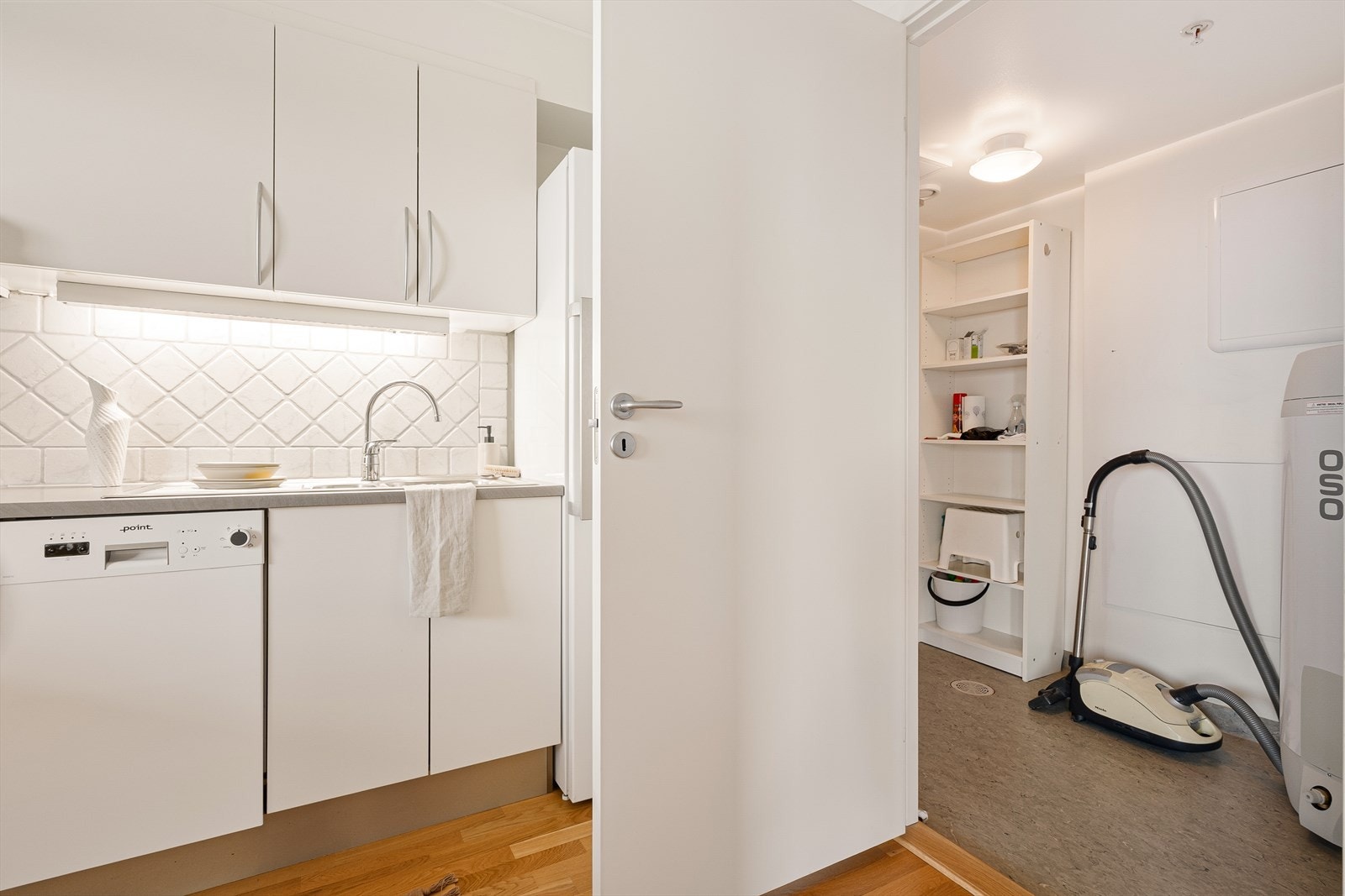 Praktisk bod med adkomst fra kjøkken, hvor stort fryseskap medfølger. Galleribilde