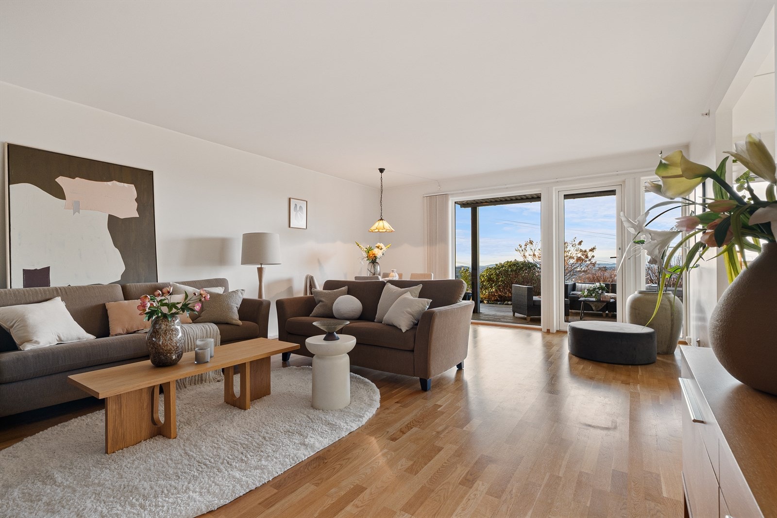 Stuen er enkel å møblere og har god plass til både sofa, stuebord og ekstra sittegruppe. Galleribilde