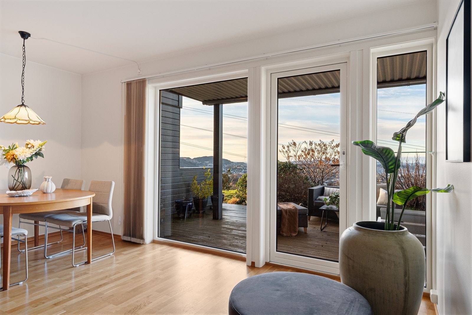 En fin ramme rundt de morsomme vennemiddagene. Galleribilde