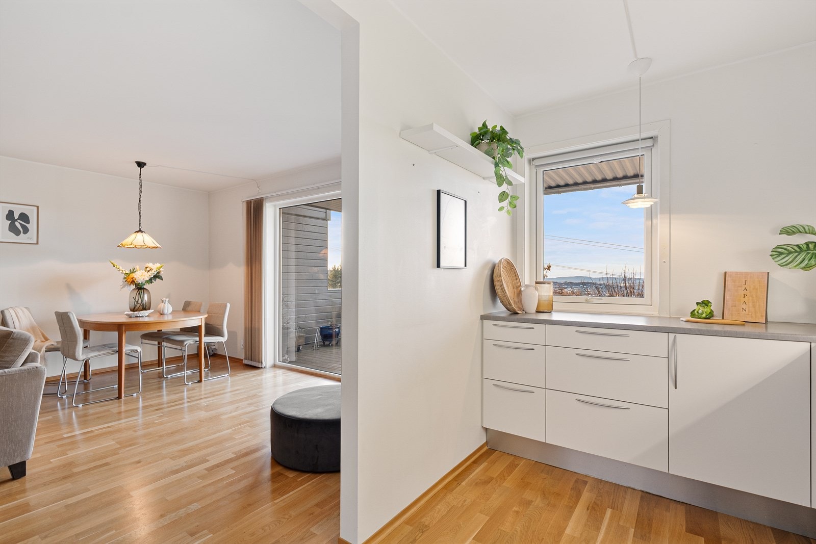 Delvis åpen løsning mot kjøkkenet, sosialt, men likevel litt tilbaketrukket. Galleribilde