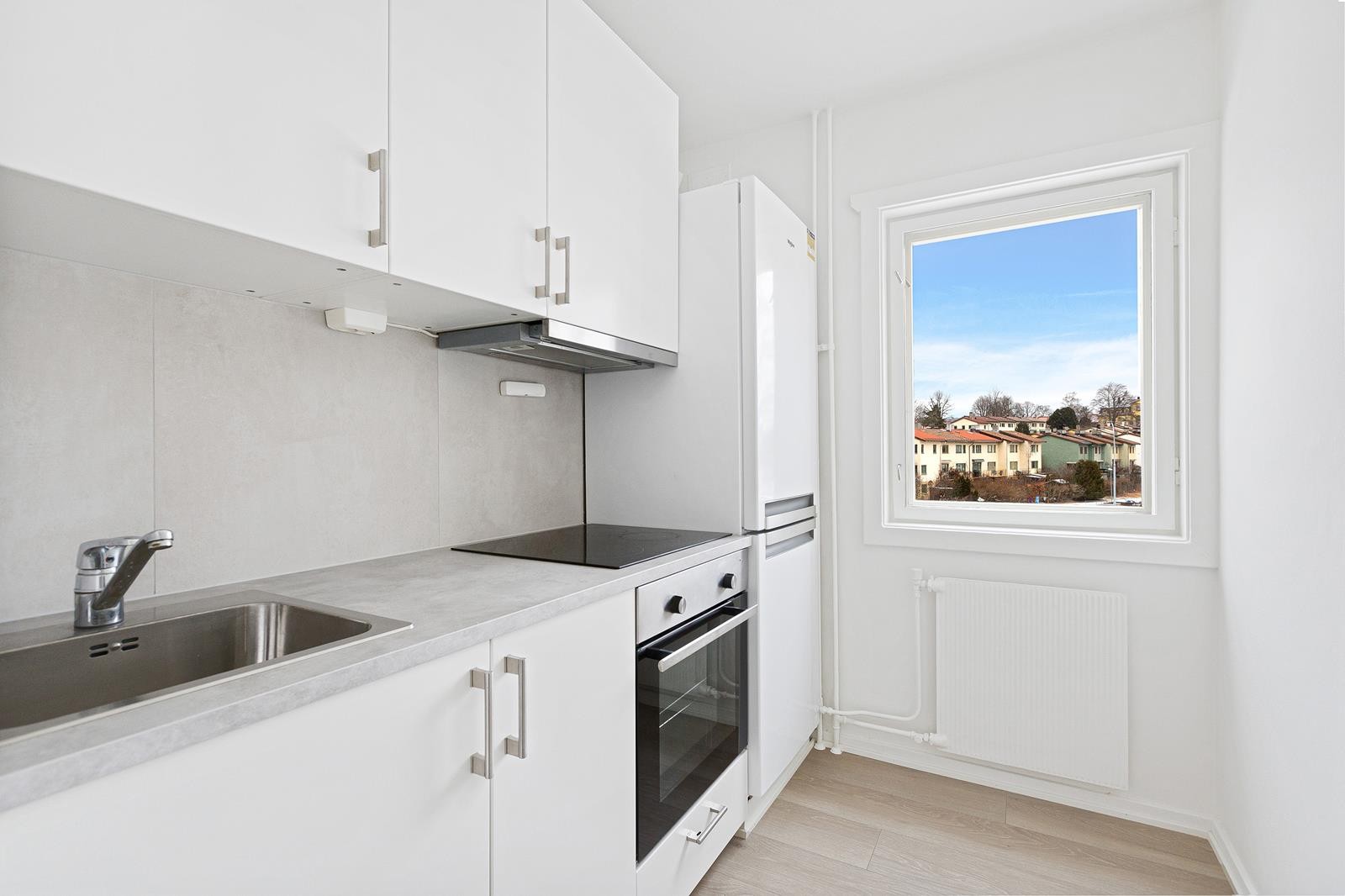 Pent separat kjøkken med mye lys Galleribilde