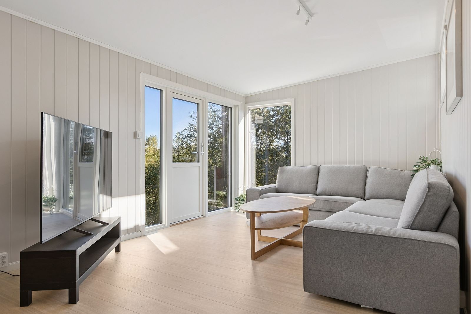 Med både spisestue og TV-stue har man flere attraktive fellesområder i boligen. Galleribilde