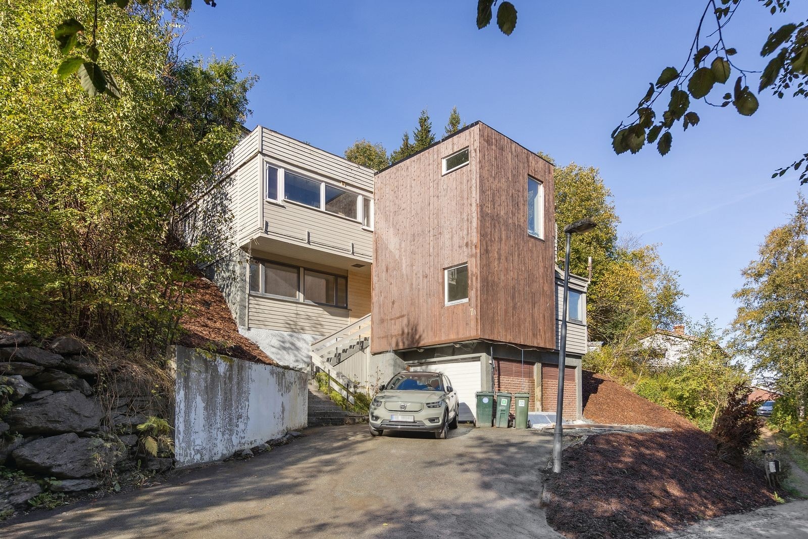 Boligen er i moderne funkis-stil med oppstillingsplass på fremsiden. Galleribilde