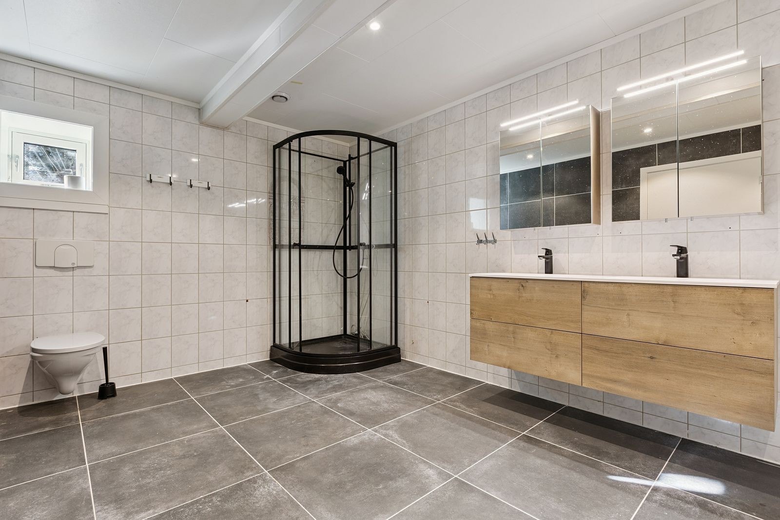 Stort og flislagt bad. Galleribilde